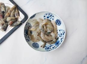 虾去壳去虾线，虾头留着备用，