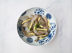 虾仁加葱花、姜丝、料酒、胡椒粉抓匀腌制10分钟。