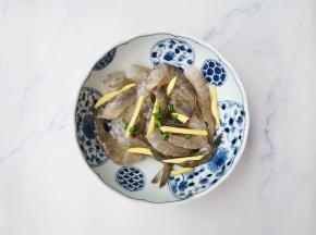 虾仁加葱花、姜丝、料酒、胡椒粉抓匀腌制10分钟。