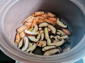 倒入香菇片，炒至变软。