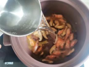 加入大半锅水煮开，