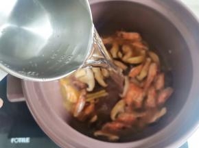 加入大半锅水煮开，