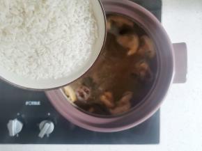 放入清洗好的大米煮至开花，