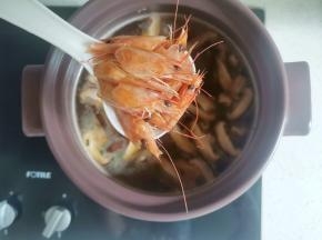 捞出虾头。