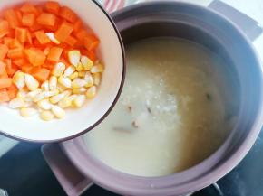 放入胡萝卜和玉米粒，