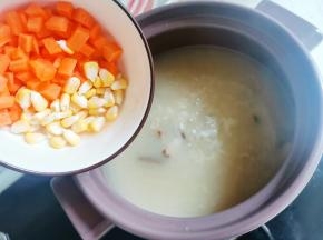 放入胡萝卜和玉米粒，