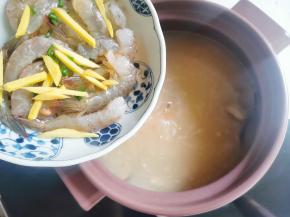 加入虾仁，煮至粘稠。