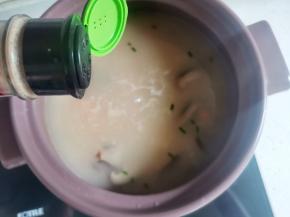 加入适量盐和白胡椒粉调味，