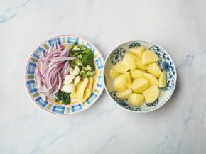 洋葱切条，辣椒切滚刀块。葱切段，姜切片，蒜瓣拍碎。