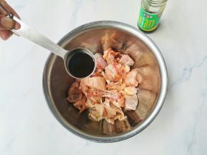 将鸡肉剁成块洗净沥干水+1勺生抽，