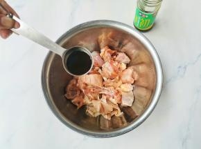 将鸡肉剁成块洗净沥干水+1勺生抽，