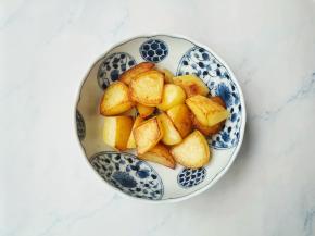 土豆煎至两面金黄盛出备用。