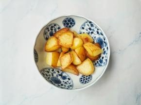 土豆煎至两面金黄盛出备用。