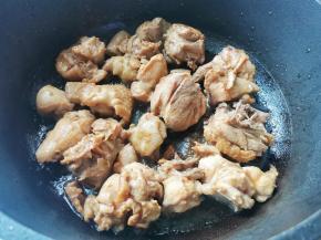鸡肉煎至表面微黄捞出。