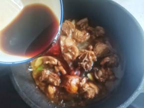 加入3勺花雕酒+2勺生抽，大火煮开转小火炖煮20分钟。