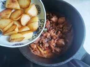 大火收汁，加入土豆，