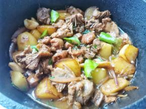 加入青椒，葱花，盐炒匀即可。