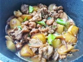 加入青椒，葱花，盐炒匀即可。