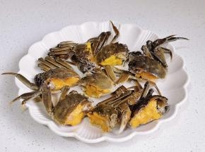 蟹清洗干净对半切开。