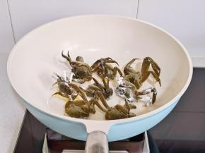 切口处沾满淀粉，放入锅中。