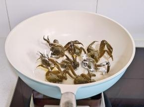 切口处沾满淀粉，放入锅中。