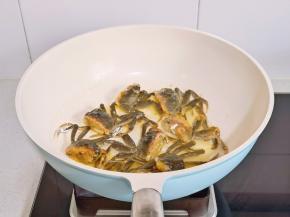 煎至蟹黄凝固。