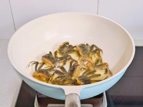 煎至蟹黄凝固。