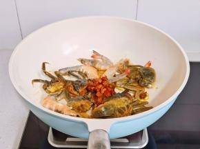 加入虾和辣椒酱。