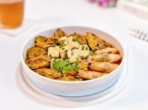 装盘撒葱花，香菜。