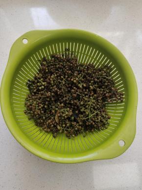 新鲜花椒清洗干净，晾干水分备用！