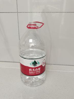 准备一大瓶矿泉水！(没有矿泉水用凉开水也可以，个人觉得矿泉水泡出来的麻豆更好吃！)