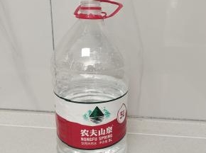 准备一大瓶矿泉水！(没有矿泉水用凉开水也可以，个人觉得矿泉水泡出来的麻豆更好吃！)