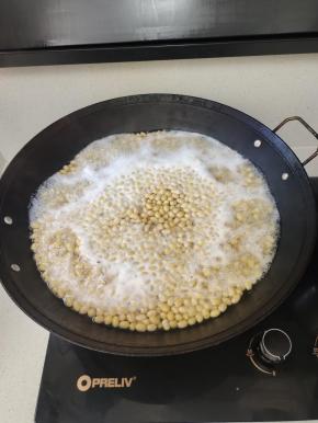 水开后，把黄豆放锅里边煮个2分钟，千万不要煮时间长了，煮时间长了，这个黄豆泡出来不脆！是那种面的不好吃！