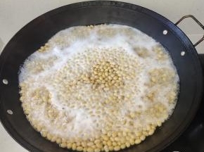 水开后，把黄豆放锅里边煮个2分钟，千万不要煮时间长了，煮时间长了，这个黄豆泡出来不脆！是那种面的不好吃！
