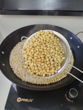 煮好的黄豆给它捞起来！