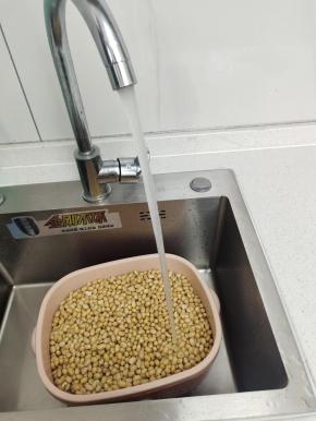 然后用凉水快速的给它过凉！一定要让它凉透！