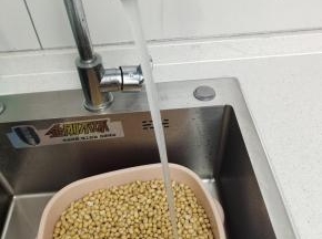 然后用凉水快速的给它过凉！一定要让它凉透！