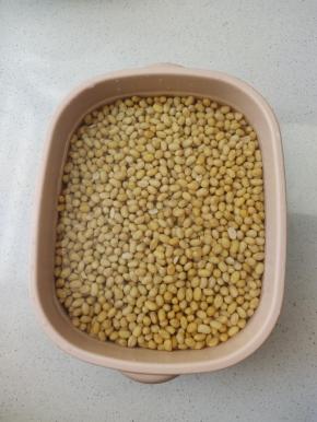 控干水分，再倒入适量的凉开水或者矿泉水！把凉水里面的细菌去掉！(这是一个懒人不用等待的方法，你也可以直接控干水分，再摊开，把水分晾干也可以哦！)