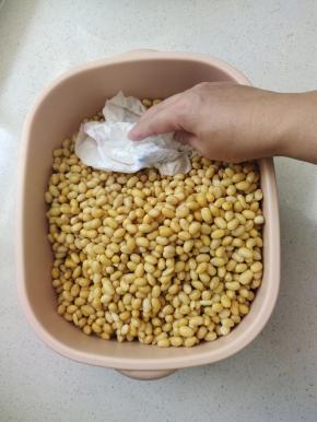 再用厨房纸巾擦干黄豆表面的水分！