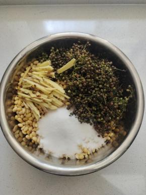 把处理好的黄豆倒入大盆中，放入新鲜花椒，姜丝，再放入适量的盐！(盐要比平时炒菜多放一点就可以了，太淡了容易坏，发臭！太咸发苦，不好吃！)