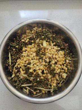 翻拌均匀，就能闻到麻嗖嗖的新鲜花椒的味道！