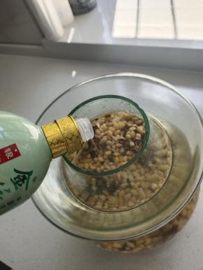 再滴几滴白酒进去，增香又防止麻豆生白花变质！