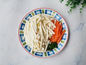 茭白去皮洗净切条，胡萝卜切条，葱切葱花。