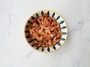 瘦肉切丝，加1勺生抽，一勺料酒，一勺橄榄油抓匀腌制10分钟。