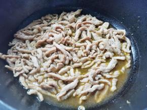 锅中热油，放瘦肉炒至变色捞出。