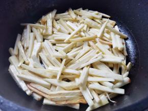 另起锅热油，放芽茭白炒软，