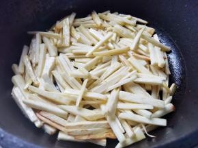 另起锅热油，放芽茭白炒软，