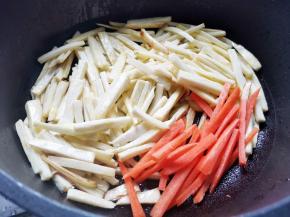 加胡萝卜炒熟，