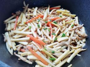 加入瘦肉炒匀，出锅前撒葱花即可。