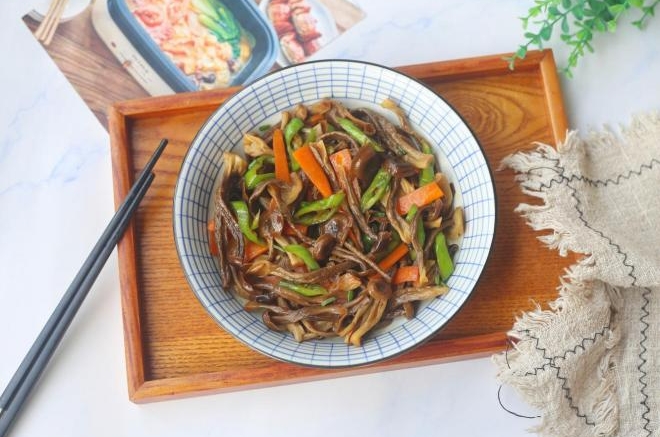 辣椒炒鹿茸菇